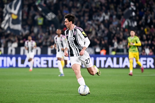  Andrea Cambiaso of Juventus runs with the ball during the Serie A match between Juventus FC and US Sassuolo Calcio at Allianz Stadium on March 21, 2026 in Turin, Italy. (Photo by Daniele Badolato - Juventus FC/Juventus FC via Getty Images)