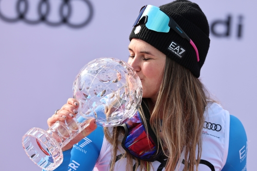 Italy's Laura Pirovano kisses the globe trophy for the downhill discipline title after winning an alpine ski, women's downhill race, at the Lillehammer World Cup Finals, in Kvitfjell, Norway, Saturday, March 21, 2026.(AP Photo/Marco Trovati)    Associated Press / LaPresse Only italy and spain
