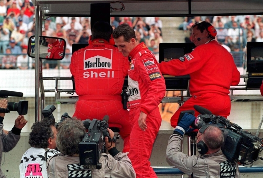 ESPANYA - 26 D'OCTUBRE: GP d'EUROPA 1997 Jerez; Michael SCHUMACHER/FERRARI kurz nach seinem Ausscheiden bei; Ross BRAWN i Jean TODT (Foto de Bongarts/Getty Images)