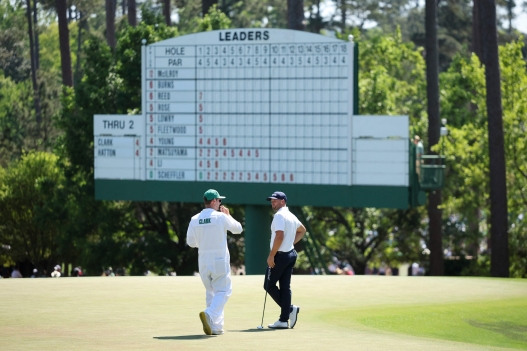  Wyndham Clark of the United States and his caddie David Pelekoudas look on from the fourht hole during the third round of the 2026 Masters Tournament at Augusta National Golf Club on April 11, 2026 in Augusta, Georgia.   Hector Vivas/Getty Images/AFP (Photo by Hector Vivas / GETTY IMAGES NORTH AMERICA / Getty Images via AFP)