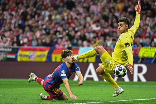 TOPSHOT - Barcelona's Spanish midfielder #16 Fermin Lopez (L) collides with Atletico Madrid's Argentine goalkeeper #01 Juan Musso during the UEFA Champions League quarter final second leg football match between Club Atletico de Madrid and FC Barcelona at Metropolitano Stadium in Madrid on April 14, 2026. (Photo by Javier SORIANO / AFP)