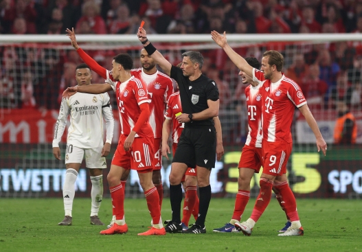  Referee Slavko Vincic shows a red card to Eduardo Camavinga of Real Madrid (not pictured) following a second yellow card during the UEFA Champions League 2025/26 Quarter-Final Second Leg match between FC Bayern MÃ¼nchen and Real Madrid CF at Football Arena Munich on April 15, 2026 in Munich, Germany. (Photo by Adam Pretty/Getty Images)