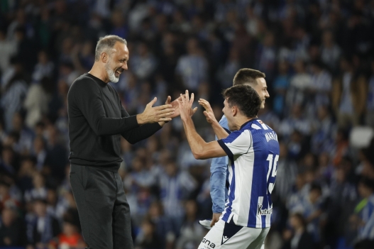 epa12795549 Real Sociedad's head coach Pellegrino Matarazzo (L) celebrates with Pablo Marin (R) after winning the Spanish King's Cup second leg semi-final soccer match between Real Sociedad and Athletic Club Bilbao, in San Sebastian, Spain, 04 March 2026.  EPA/JAVIER ETXEZARRETA