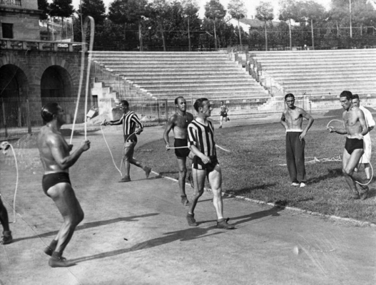 L'ALLENAMENTO DELL'INTER DIRETTO DALL'ALLENATORE ARMANDO CASTELLAZZI (AL CENTRO). ALLA SUA DX GIUSEPPE MEAZZA SALTA LA CORDA