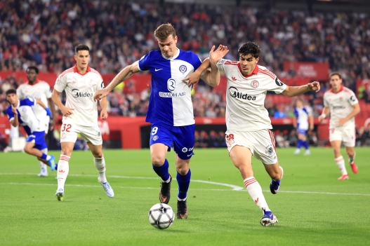  Alexander Sorloth of Atletico de Madrid is challenged by Juanlu Sanchez of Sevilla FC during the LaLiga EA Sports match between Sevilla FC and Atletico de Madrid at Estadio Ramon Sanchez Pizjuan on April 11, 2026 in Seville, Spain. (Photo by Fran Santiago/Getty Images)