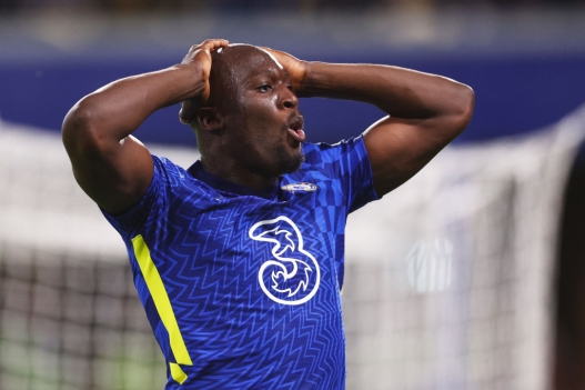  Romelu Lukaku of Chelsea reacts after missing a chance during the Premier League match between Chelsea and Leicester City at Stamford Bridge on May 19, 2022 in London, England. (Photo by Clive Rose/Getty Images)