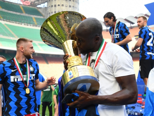   Romelu Lukaku of FC Internazionale poses with the trophy for the victory of "scudetto" at the end of the last Serie A match between FC Internazionale Milano and Udinese Calcio at Stadio Giuseppe Meazza on May 23, 2021 in Milan, Italy. Sporting stadiums around Italy remain under strict restrictions due to the Coronavirus Pandemic as Government social distancing laws prohibit fans inside venues resulting in games being played behind closed doors (Photo by Claudio Villa - Inter/Inter via Getty Images)