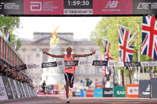Sebastian Sawe from Kenya crosses the finish line to win the men's race at the London Marathon in London, Sunday, April 26, 2026.(AP Photo/Ian Walton) Associate Press/ LaPresse Only Italy and Spain