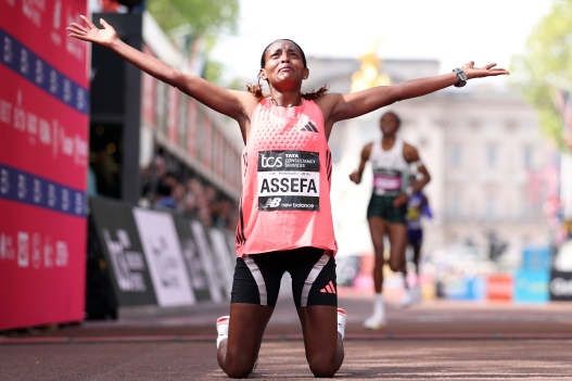Tigst Assefa of Ethiopia celebrates winning the women's race at the London Marathon in London, Sunday, April 26, 2026.(AP Photo/Ian Walton) Associate Press/ LaPresse Only Italy and Spain
