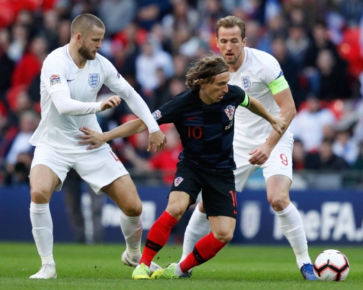 Croatia's midfielder Luka Modric (C) vies with England's midfielder Eric Dier (L) and England's striker Harry Kane (R) during the international UEFA Nations League football match between England and Croatia at Wembley Stadium in London on November 18, 2018. (Photo by Adrian DENNIS / AFP) / NOT FOR MARKETING OR ADVERTISING USE / RESTRICTED TO EDITORIAL USE