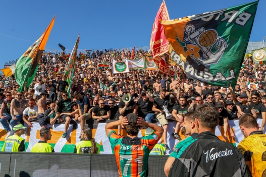 Veneziaâs players celebrating at the end of the match during the Serie B soccer match between Sampdoria and Sudtirol at the Luigi Ferraris Stadium in Genova, Italy - Friday, May 01, 2026. Sport - Soccer . (Photo by Tano Pecoraro/Lapresse)