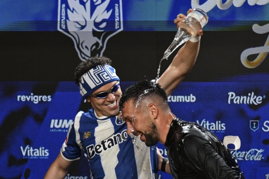 epa12929190 FC Porto players pour a beverage over Porto's head coach Francesco Farioli (2-R) during the press conference after winning the Portuguese First League soccer match between FC Porto and Alverca at Dragao Stadium in Porto, Portugal, 02 May 2026. FC Porto were crowned national football champions for the 31st time in their history following a 1-0 victory over Alverca. EPA/FERNANDO VELUDO