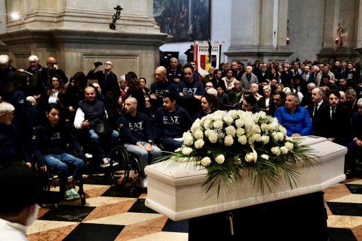 Uscita funerali Zanardi . La signora che parla è la sorella della moglie, il ragazzo è il figlio