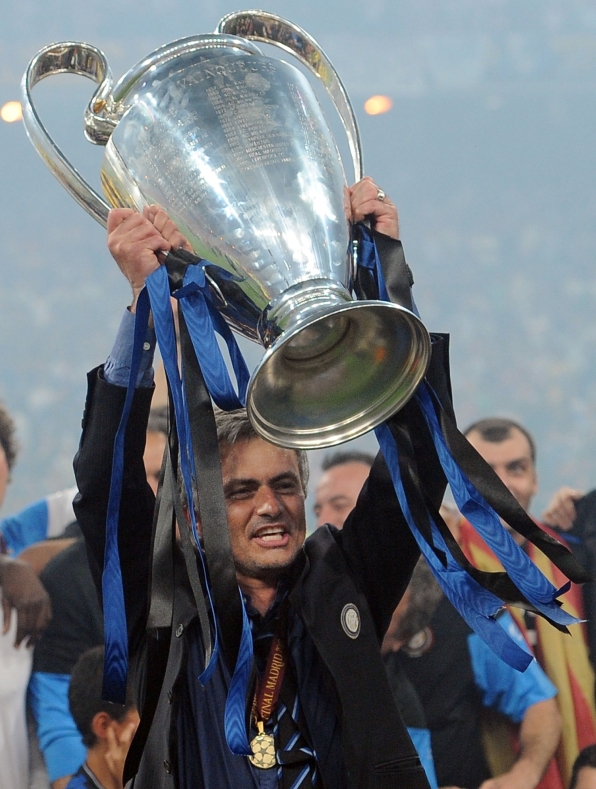 L'allenatore portoghese dell'Inter, Jose Mourinho, solleva la coppa al termine della finale di Champions League vinta contro il Bayern Monaco, questa sera allo stadio Santiago Bernabeu di Madrid.
ANSA/DANIEL DAL ZENNARO