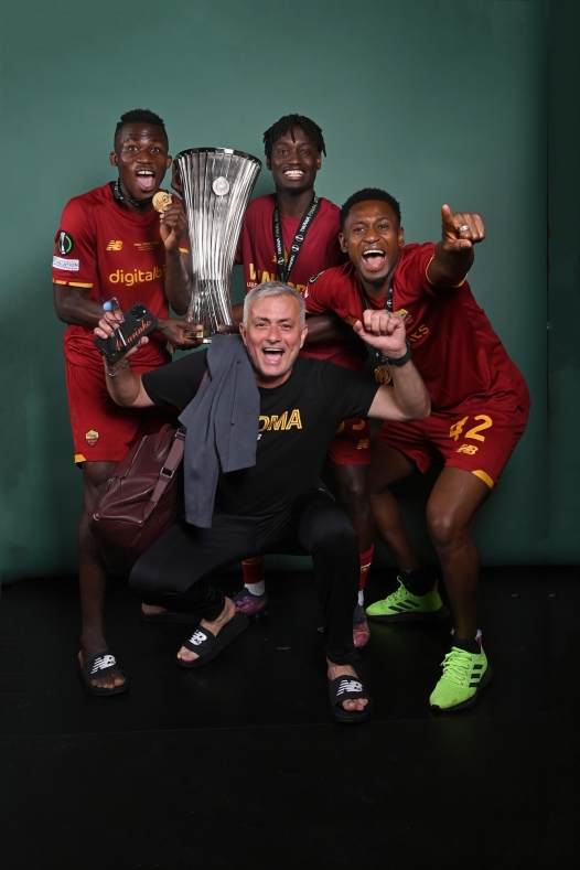  Felix Afena-Gyan, Ebrima Darboe, Amadou Diawara and Head Coach Jose Mourinho of AS Roma pose with the UEFA Europa Conference League Trophy after winning the UEFA Europa Conference League Trophy between AS Roma and Feyenoord at Arena Kombetare on May 25, 2022 in Tirana, Albania. (Photo by Tullio Puglia - UEFA/UEFA via Getty Images)