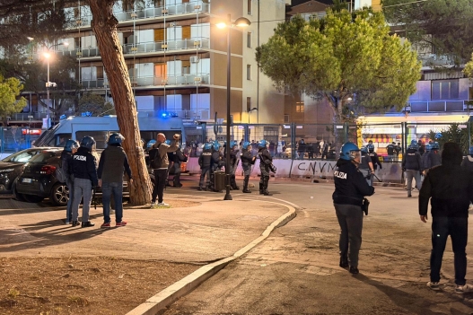 Scontri dei tifosi con la polizia al termine della  partita di Serie B tra Pescara e Spezia allo stadio Giovanni Cornacchia di Pescara, Italia - Sabato 08 Maggio 2026. Sport - Calcio. (Foto di Fabio Urbini/Lapresse)