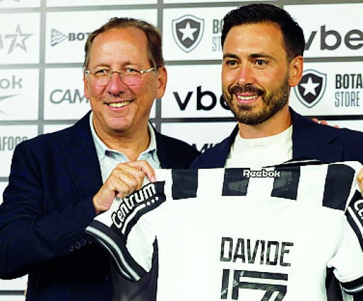 epa12237988 Coach Davide Ancelotti (R) poses with Botafogo president John Textor during his presentation as the new coach of the Brazilian team at the Nilton Santos stadium in Rio de Janeiro, Brazil, 14 July 2025. EPA/Antonio Lacerda