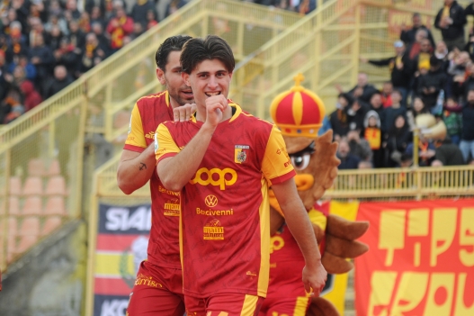LIBERALI esultanza dopo gol  durante la partita tra Catanzaro e Frosinone  . del Campionato italiano di calcio Serie BKT 2025/2026 -  Stadio Nicola Ceravolo. Catanzaro , Italia -01 Marzo  2026- Sport calcio (foto di Francesco Mazzitello/LaPresse)