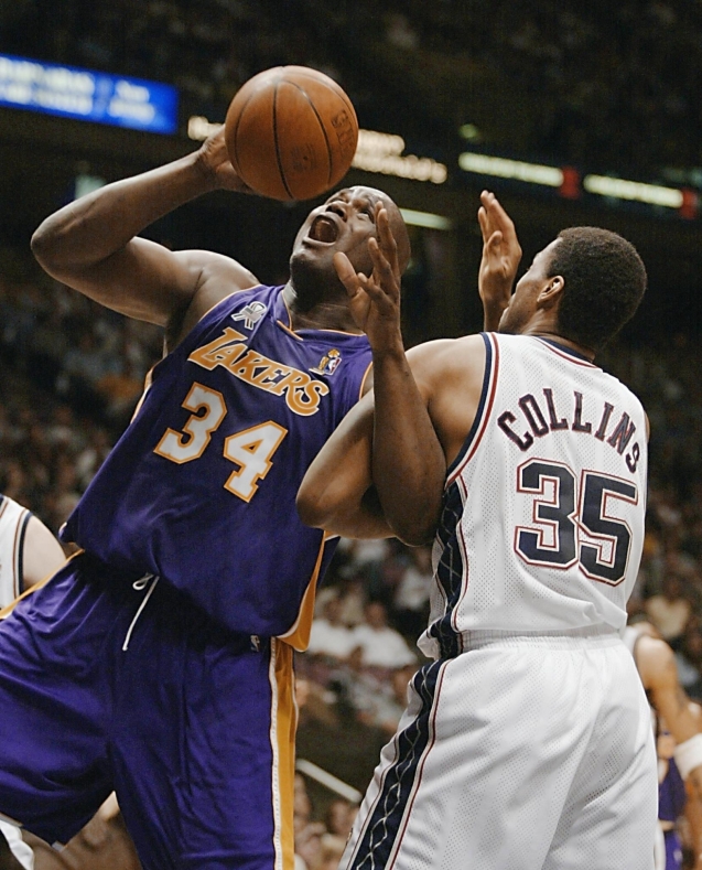 Los Angeles' Lakers Shaquille O'Neal (L) attempts shot as New Jersey Nets Jason Collins ties him up during third quarter action in game three of the NBA Finals 09 June, 2002, in East Rutherford, NJ.    AFP PHOTO/JEFF HAYNES (Photo by JEFF HAYNES / AFP)