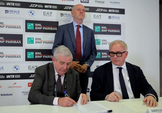 Internazionali BNL d'Italia 2026
Roma 13/05/2026
Conferenza stampa di presentazione accordo FITP / SPORTCAST e GRUPPO SAE
Il presidente della FITP Angelo Binaghi con il presidente di Sportcast ed il presidente del Gruppo SAE Alberto Leonardis
Foto Giampiero Sposito