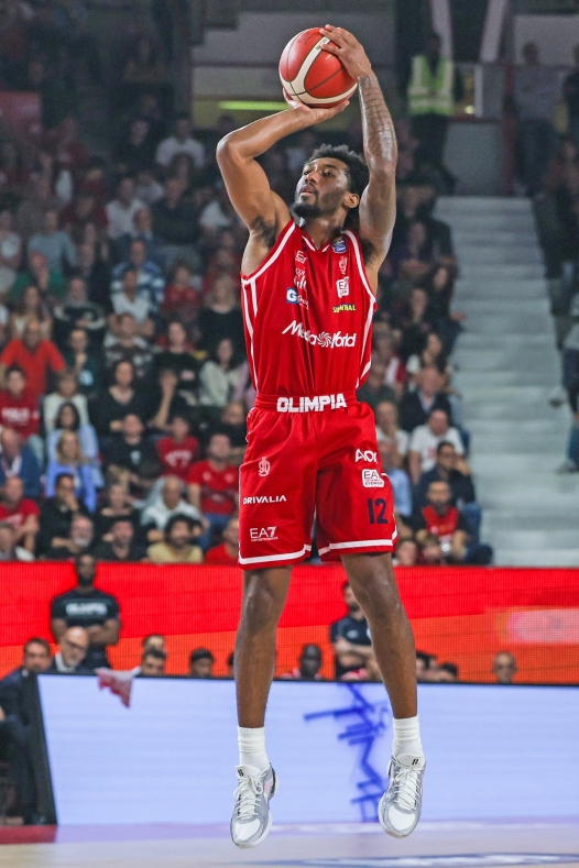 VARESE, ITALY - 2025/10/11: Armoni Brooks #12 of EA7 Emporio Armani Milano seen in action during LBA Lega Basket A 2025/26 Regular Season game between Pallacanestro Varese OpenJobMetis and EA7 Emporio Armani Milano at Itelyum Arena. Final score Pallacanestro Varese OpenJobMetis 61 | 94 EA7 Emporio Armani Milano. (Photo by Fabrizio Carabelli/SOPA Images/LightRocket via Getty Images)