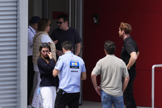 epa12967647 Mexican actress Gabriela Guzman (L), partner of Spanish MotoGP rider Alex Marquez, arrives to the medical center after Marquez crashed during the MotoGP race of the Grand Prix of Catalonia at the Circuit de Barcelona-Catalunya racetrack in Montmelo, Barcelona, Spain, 17 May 2026.  EPA/Alejandro Garcia