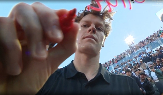 (DIRE) Roma, 17 mag. - Jannik Sinner trionfa per la prima volta agli Internazionali d'Italia. Davanti al Presidente della Repubblica, Sergio Mattarella, a 50 anni esatti dall'impresa di Adriano Panatta nel 1976, il numero uno della classifica Atp ha sconfitto in finale al Foro Italico il norvegese Casper Ruud (numero 25) con il punteggio di 6-4, 6-4. Sinner ha ottenuto la 34esima vittoria consecutiva, il suo 29esimo titolo a livello ATP, il quinto Masters 1000 del 2026 (dopo Indian Wells, Miami, Monte-Carlo e Madrid), diventando il secondo giocatore ad aver conquistato tutti e 9 i '1000' in carriera, dopo Djokovic che completò il 'Career Golden Masters' a Cincinnati nel 2018, all'età di 31 anni. (Mem/ Dire) 19:15 17-05-26 NNNN