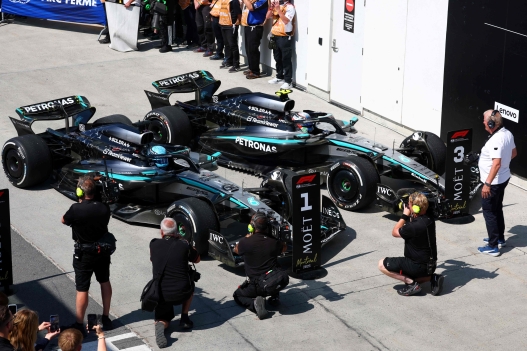 MONTREAL, QUEBEC - 15 DE JUNY: El guanyador de la cursa George Russell de Gran Bretanya i el Mercedes AMG Petronas F1 Team i el tercer classificat Andrea Kimi Antonelli d'Itàlia i el Mercedes AMG Petronas F1 Team arriben al parc ferm durant el Gran Premi de F1 del Canadà al Circuit Gilles-Villeneuve el 15 de juny de 2025 a Mont-real, Quebec. Clive Rose/Getty Images/AFP (Foto de CLIVE ROSE/GETTY IMAGES NORD AMÈRICA/Getty Images via AFP)