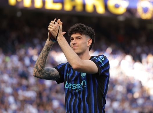   Alessandro Bastoni of FC Internazionale cheers the fans after the Serie A match between FC Internazionale and Hellas Verona FC at Giuseppe Meazza Stadium on May 17, 2026 in Milan, Italy. (Photo by Francesco Scaccianoce - Inter/Inter via Getty Images)