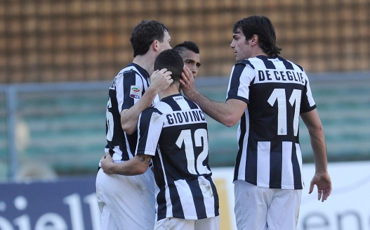 VERONA, ITALY - FEBRUARY 03: Stephan Lichsteiner (L) of Juventus celebrates after scoring his teams second goal with team - mates during the Serie A match between AC Chievo Verona and Juventus FC at Stadio Marc'Antonio Bentegodi on February 3, 2013 in Verona, Italy. (Photo by Dino Panato/Getty Images)