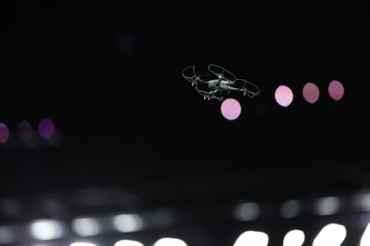 Dron za televizijski prijenos leti iznad terena tijekom zagrijavanja momčadi prije utakmice francuskog Top14 ragbija između Racinga 92 i Stade Francaisa u Paris La Defense Areni u Nanterreu, na periferiji Pariza, 19. travnja 2026. (Foto: Kenzo TRIBOUILLARD / AFP)