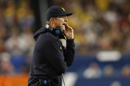 MIAMI GARDENS, FLORIDA - 31. PROSINCA: Glavni trener John Harbaugh iz Michigan Wolverinesa reagira protiv Georgia Bulldogsa u Capital One Orange Bowlu za polufinalnu utakmicu doigravanja sveučilišnog nogometa na Hard Rock stadionu 31. prosinca 2021. u Miami Gardens, Florida. Michael Reaves/Getty Images/AFP (Fotografija Michael Reaves/GETTY IMAGES SJEVERNA AMERIKA/Getty Images putem AFP-a)