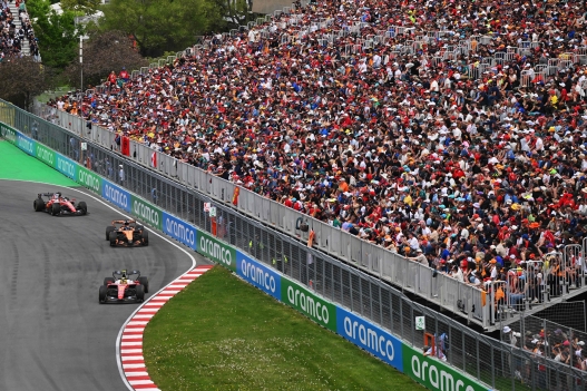 MONTREAL, QUEBEC - 23 DE MAIG: Lewis Hamilton de Gran Bretanya conduint el (44) Scuderia Ferrari SF-26 lidera l'Oscar Piastri d'Austràlia conduint el (81) McLaren MCL40 Mercedes i Charles Leclerc de Mònaco conduint el (16) Scuderia Ferrari SF-26 a la pista durant l'Sprint abans del Gran Premi de F1 de Canadà al Circuit de Mont-real, G20 May-23, G20. Quebec. Minas Panagiotakis/Getty Images/AFP (Foto de Minas Panagiotakis/GETTY IMAGES NORD AMÈRICA/Getty Images via AFP)