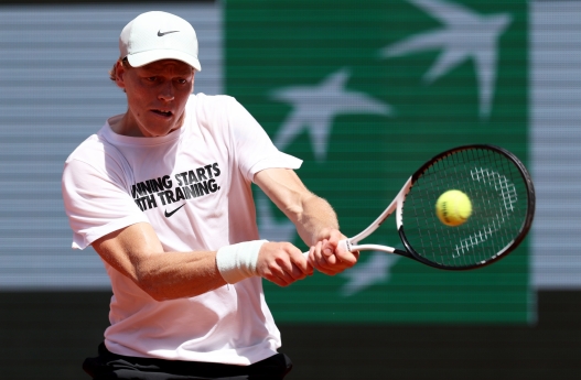  Jannik Sinner of Italy plays a backhand during a practice match prior to the 2026 French Open at Roland Garros on May 23, 2026 in Paris, France. (Photo by Clive Brunskill/Getty Images)