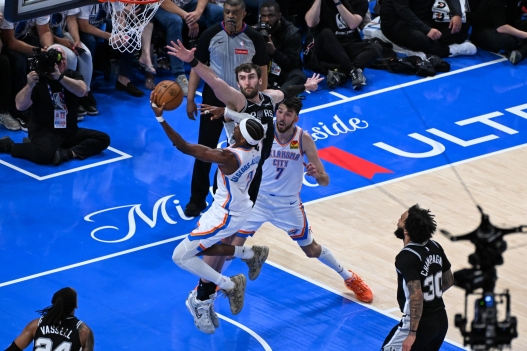 epa12996498 Oklahoma City Thunder's Shai Gilgeous-Alexander (C-L) shoots against San Antonio Spurs' Luke Kornet (C) during Game 5 of the NBA West Conference Finals between Oklahoma City Thunder and San Antonio Spurs in Oklahoma City, USA, 26 May 2026.  EPA/MANUELA SOLDI  SHUTTERSTOCK OUT