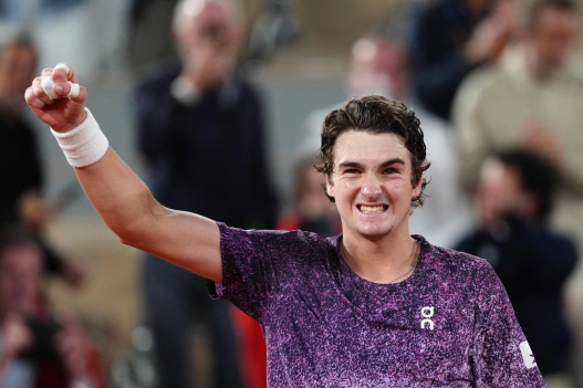 TOPSHOT - Brazil's Joao Fonseca celebrates his victory over Norway's Casper Ruud during their men's singles match on day 8 of the French Open tennis tournament on Court Philippe-Chatrier at the Roland-Garros Complex in Paris on May 31, 2026. (Photo by Dimitar DILKOFF / AFP)