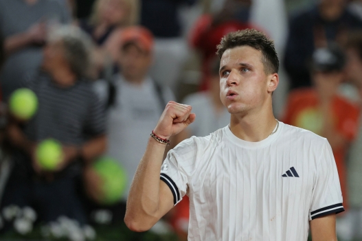 Czech Republic's Jakub Mensik celebrates his victory over Andrey Rublev after their men's singles match on day 8 of the French Open tennis tournament on Court Suzanne-Lenglen at the Roland-Garros Complex in Paris on May 31, 2026. (Photo by Thomas SAMSON / AFP)