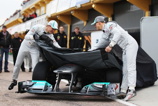 esperen la presentació del nou Mercedes MGP W02 al Circuit Ricardo Tormo l'1 de febrer de 2011 a València, Espanya.