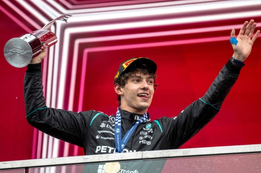 TOPSHOT - El pilot italià de Mercedes, Kimi Antonelli, celebra al podi la seva victòria al Gran Premi de Fórmula 1 del Canadà 2026 al Circuit Gilles-Villeneuve de Mont-real, Canadà, el 24 de maig de 2026. (Foto d'ANDREJ IVANOV / AFP)