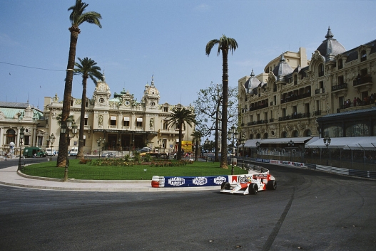 Ayrton Senna del Brasil condueix el #12 Honda Marlboro McLaren McLaren MP4/4 Honda RA168E turbo durant el Gran Premi de Mònaco el 15 de maig de 1988 als carrers del Principat de Mònaco a Montecarlo, Mònaco. (Foto d'Oli Tennent/Getty Images)