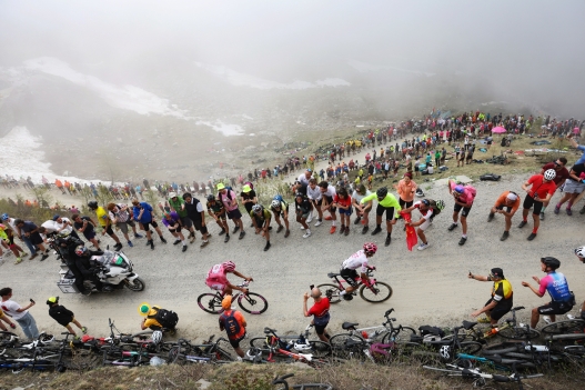 Giro d’Italia 2025 - 108th Edition - 20th stage Verres - Sestriere 205 km - 31/05/2025 - Richard Carapaz (ECU - EF Education - EasyPost) - Isaac Del Toro (MEX - UAE Team Emirates - XRG) - Scenery - Fans - Colle Delle Finestre - photo Kei Tsuji/SprintCyclingAgency©2025