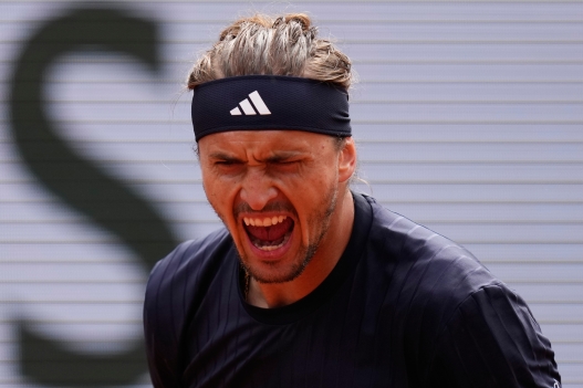 Germany's Alexander Zverev reacts during the semifinal tennis match against Czech Republic's Jakub Mensik at the French Open in Paris, Friday, June 5, 2026. (AP Photo/Christophe Ena)      Associate Press/ LaPresse Only Italy and Spain      Associate Press/ LaPresse Only Italy and Spain