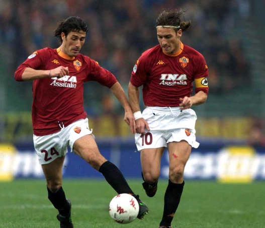 12 Nov 2000: Francesco Totti and Marco Del Vecchio of Roma in action during the Serie A 6th Round match between Roma and Reggina played at the Olimpico Stadium, Rome. DIGITAL CAMERA Mandatory Credit: Grazia Neri/ALLSPORT