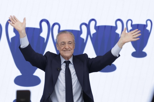 epa13023465 Businessman Florentino Perez waves as he is re-elected as president of Real Madrid, after defeating candidate, Enrique Riquelme, in the elections in Madrid, Spain, 07 June 2026.  EPA/JUANJO MARTIN