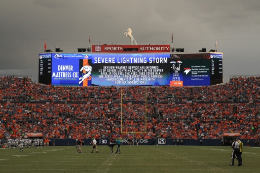 DENVER, CO - AUGUST 07: Players are called off the field during a lightning delay during preseason action between the Denver Broncos and the Seattle Seahawks at Sports Authority Field at Mile High on August 7, 2014 in Denver, Colorado.   Doug Pensinger/Getty Images/AFP (Photo by DOUG PENSINGER / GETTY IMAGES NORTH AMERICA / Getty Images via AFP)