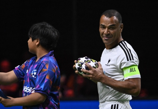 Cafu (R) arrives on the pitch prior to the Ultimate Champions Legends Tournament on May 29, 2026, at the Papp Laszlo Arena in Budapest, Hungary, on the eve of the UEFA Champions League final. (Photo by Attila KISBENEDEK / AFP)