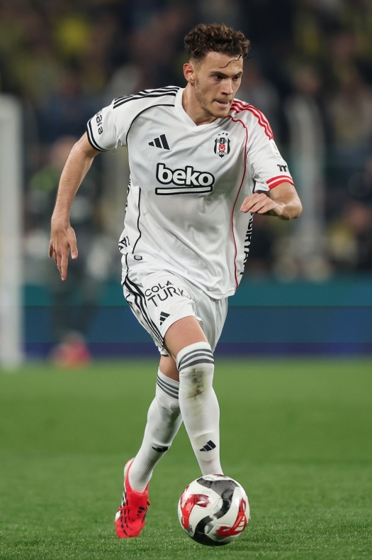  Kristjan Asllani of Besiktas runs with the ball during the Trendyol Super Lig match between Fenerbahce SK and Besiktas JK at Ulker Sukru Saracoglu Stadium on April 5, 2026 in Istanbul, Turkey. (Photo by Ahmad Mora/Getty Images)
