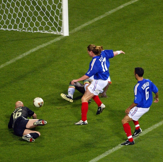  CALCIO - MONDIALI , FRANCIA - SENEGAL- O-1 , IL GOAL-   -Senegal's Pape Bouba Diop (C-on ground behind France's Emmanuel Petit) scores the first goal of the 2002 FIFA World Cup Korea/Japan in Seoul, 31 May 2002, as French goalkeeper Fabien Barthez (L) and midfielder Youri Djorkaeff (R) look on.  Senegal jumped out to a 1-0 first half lead over defending world champions France in their opening Group A match. ANSA  / JACQUES DEMARTHON/JI