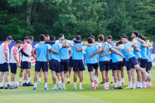 Iraq head coach Graham Arnold talks to his team during a training session ahead of the World Cup Group I soccer match between Iraq and Norway in Foxborough, Mass., near Boston, Monday, June 15, 2026. (AP Photo/Martin Meissner)