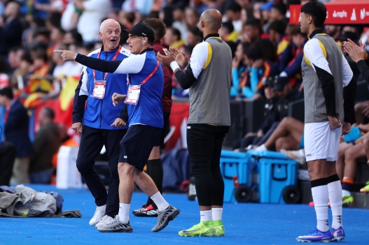  Head coach of Iraq, Graham Arnold gives his players instructions from the sidelines during the international friendly match between Spain and Iraq at Riazor Stadium on June 04, 2026 in La Coruna, Spain. (Photo by Florencia Tan Jun/Getty Images)